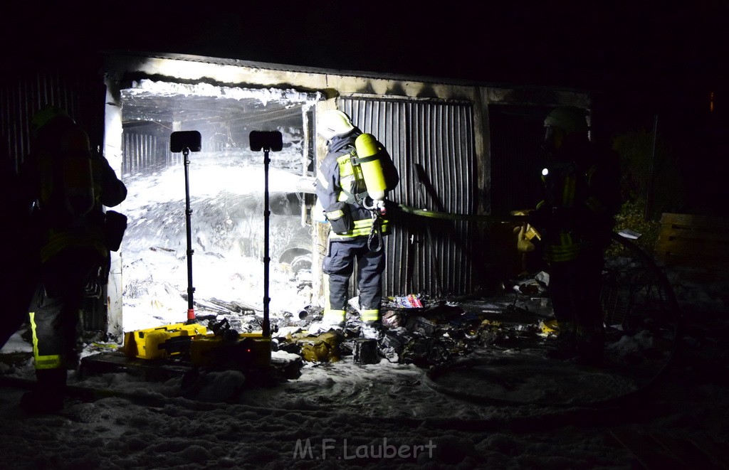 Feuer Hinterhof Garagen Koeln Hoehenberg Olpenerstr P138.JPG - Miklos Laubert